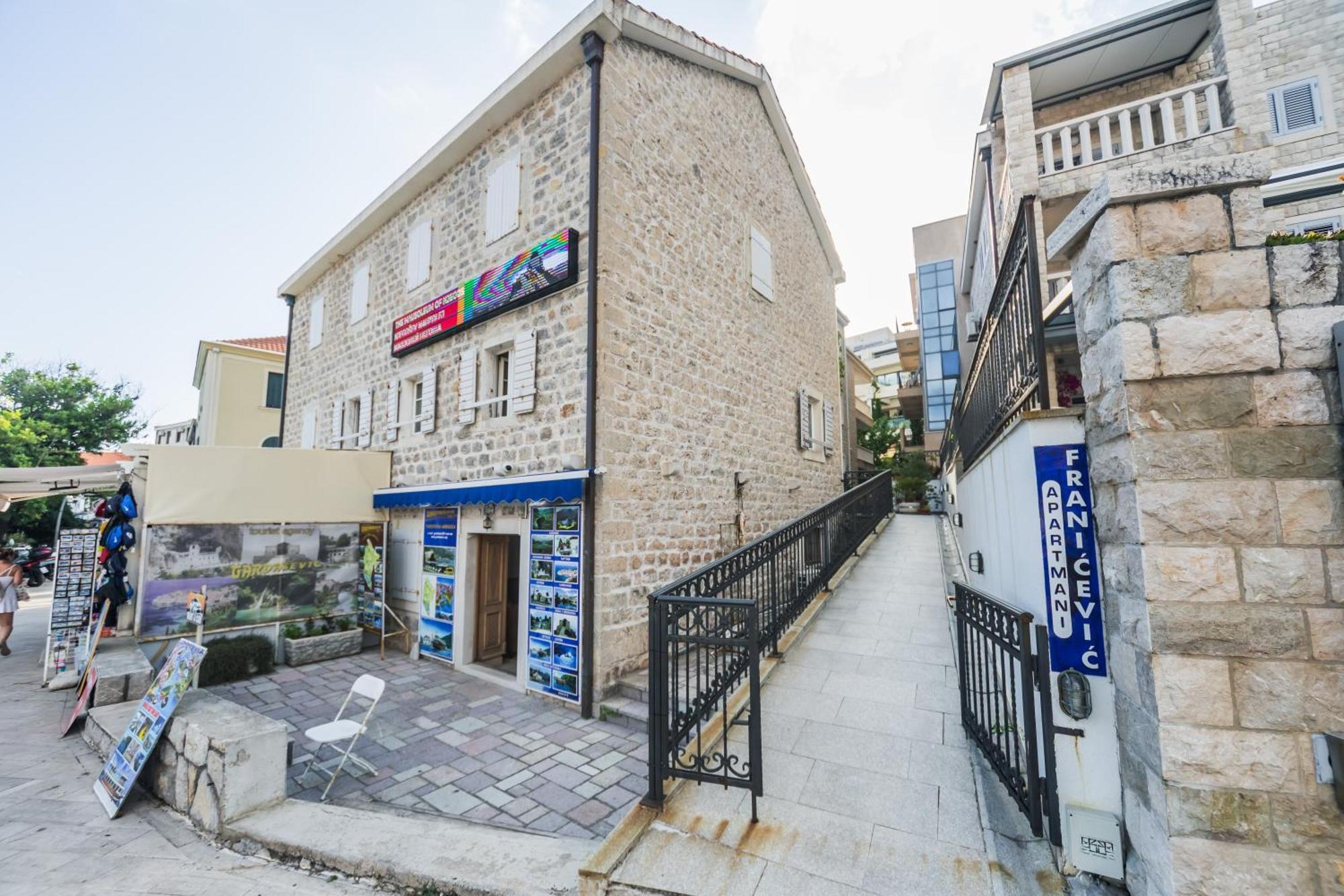 Apartments Franicevic Petrovac Bagian luar foto